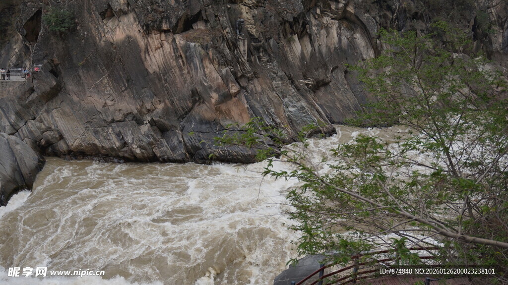湍急河流旁的嶙峋山石
