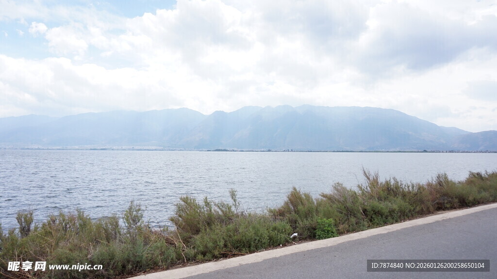 公路旁的湖景与远山