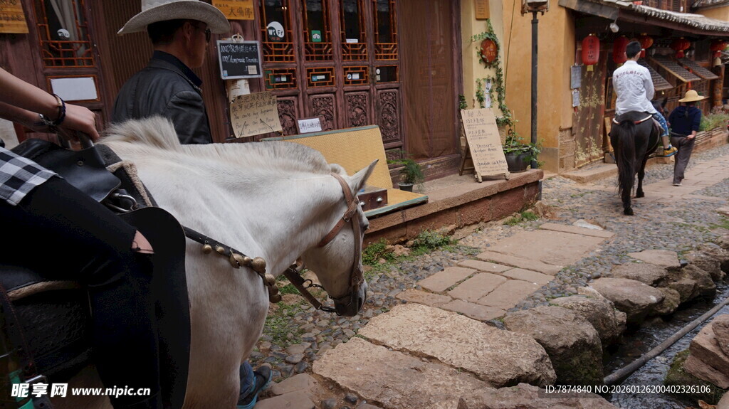 老旧街道的生活场景