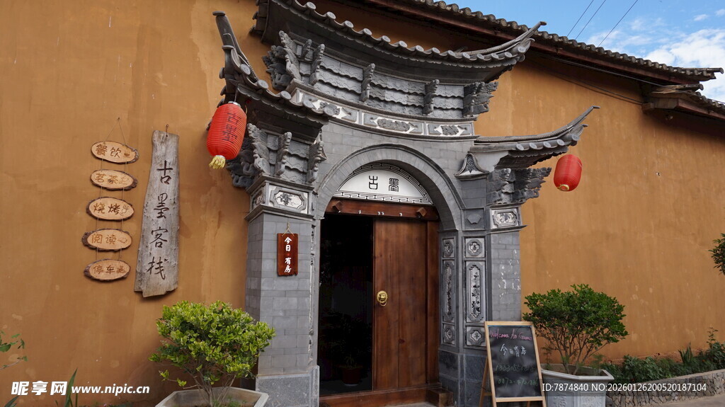 中式古宅门 尽显传统韵味