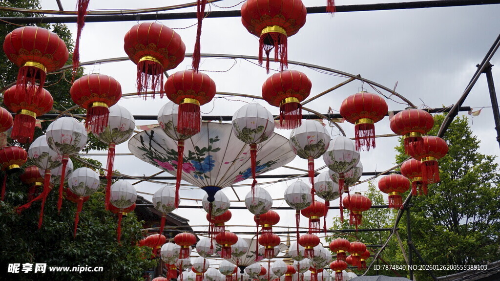 悬挂的多彩灯笼装饰
