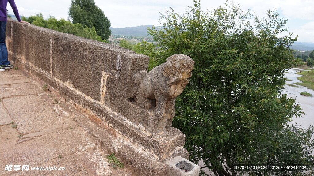 石桥上的石狮子