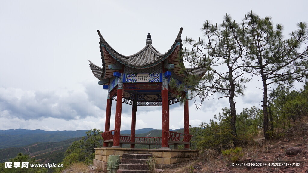山顶古亭 景致清幽