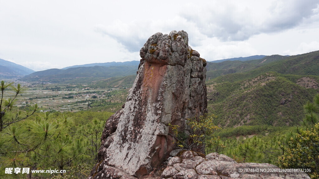 奇特岩石屹立山间