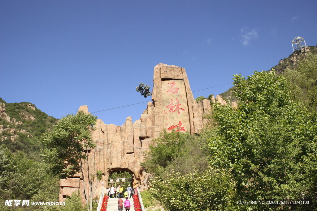 山间雄伟城堡建筑景观