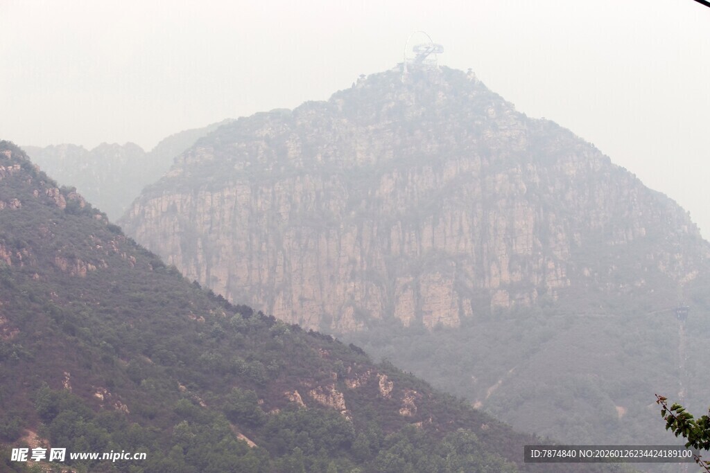 石林峡雾中巍峨山峰