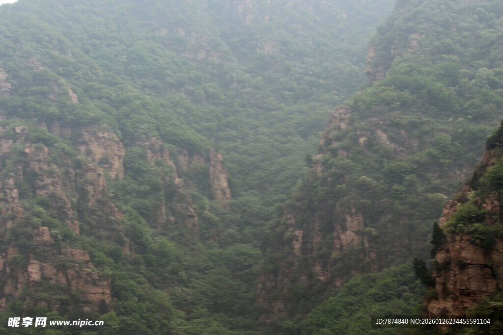 石林峡雾中壮丽峡谷景观