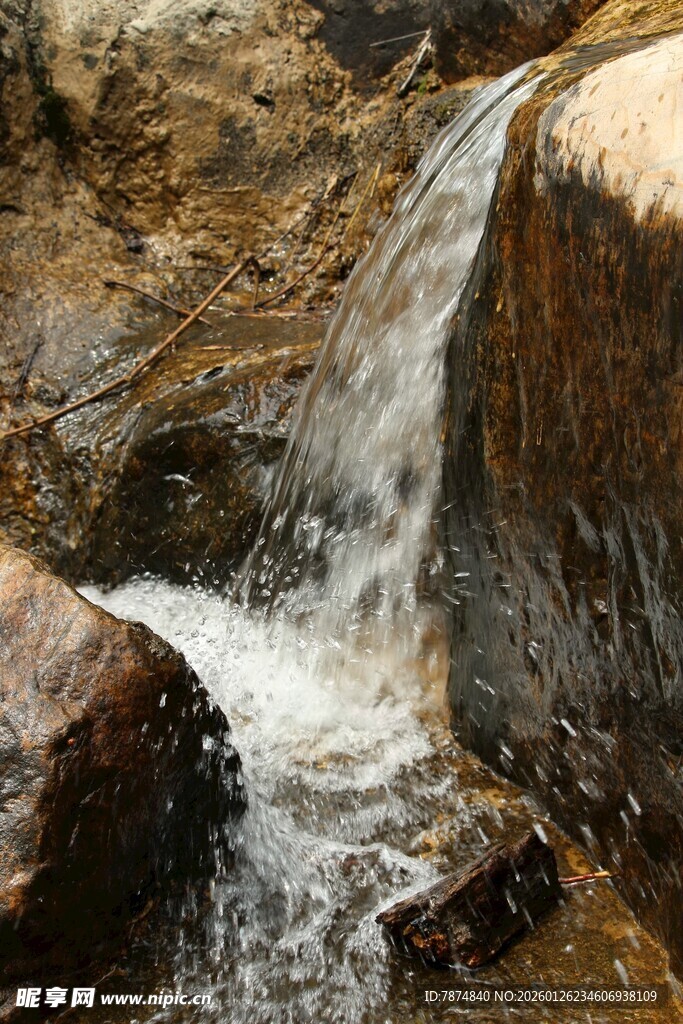 石林峡山间小瀑布流水潺潺