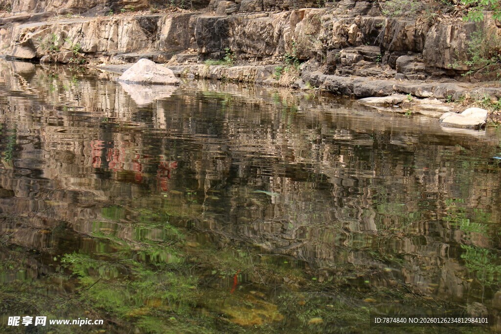 宁静河畔倒影如画