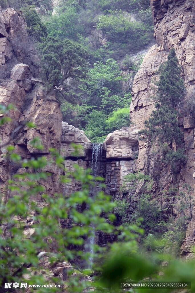 石林峡山间瀑布与葱郁植被景观