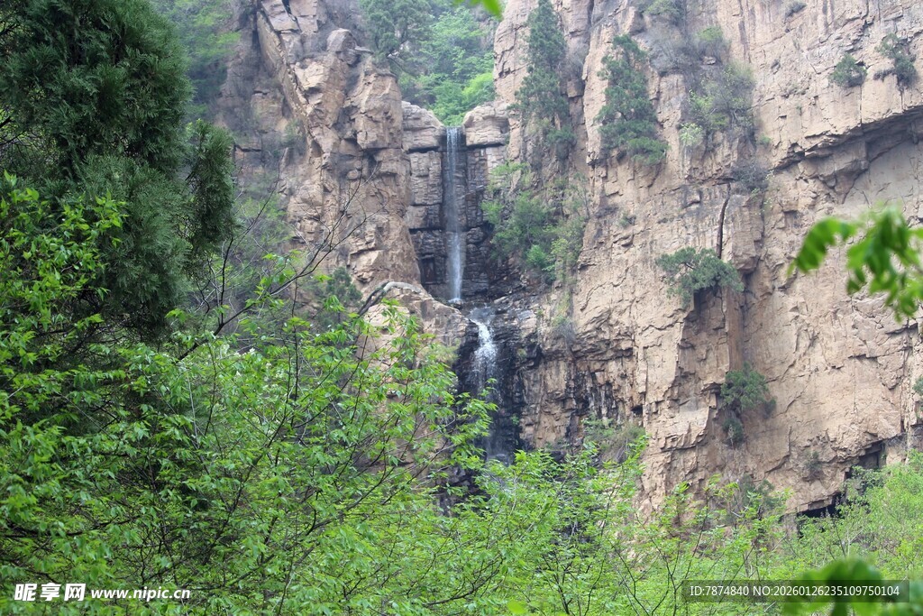 石林峡山间瀑布伴葱郁植被