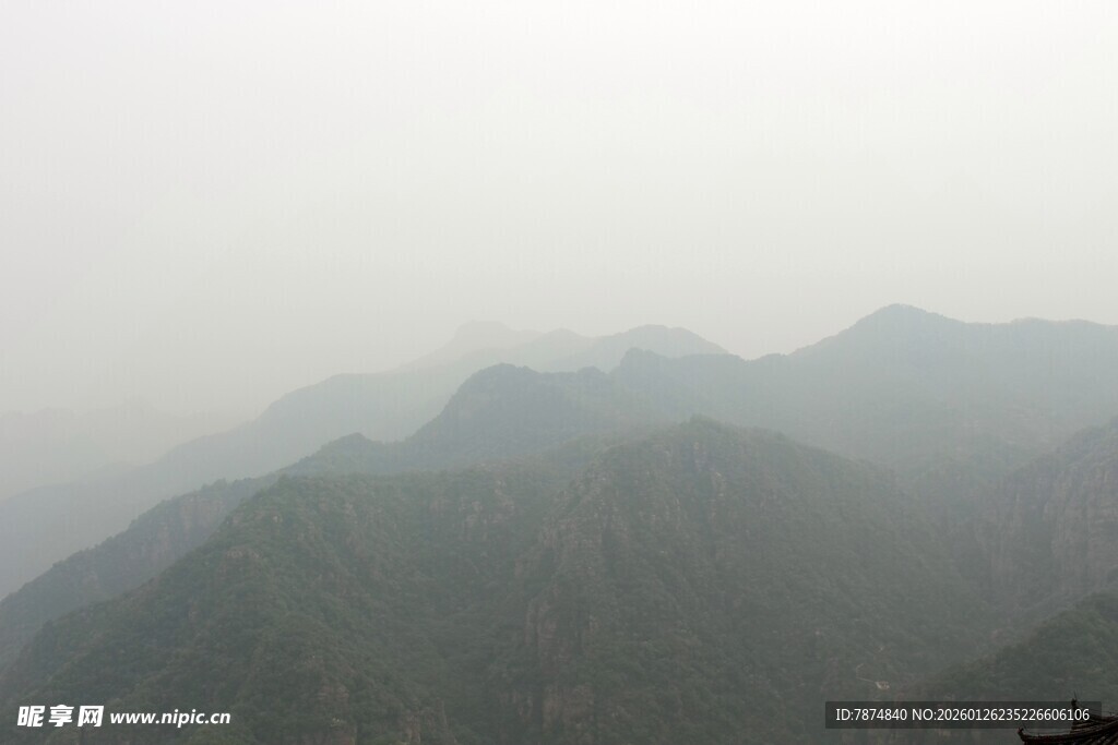 石林峡雾中朦胧山峦景色