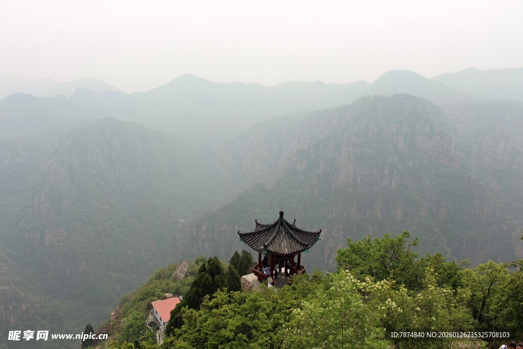 石林峡山巅古亭处的朦胧美景
