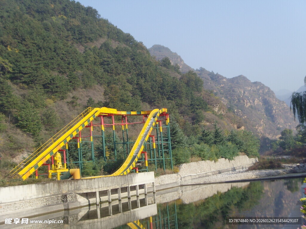 石林峡山间飞驰的黄色过山车