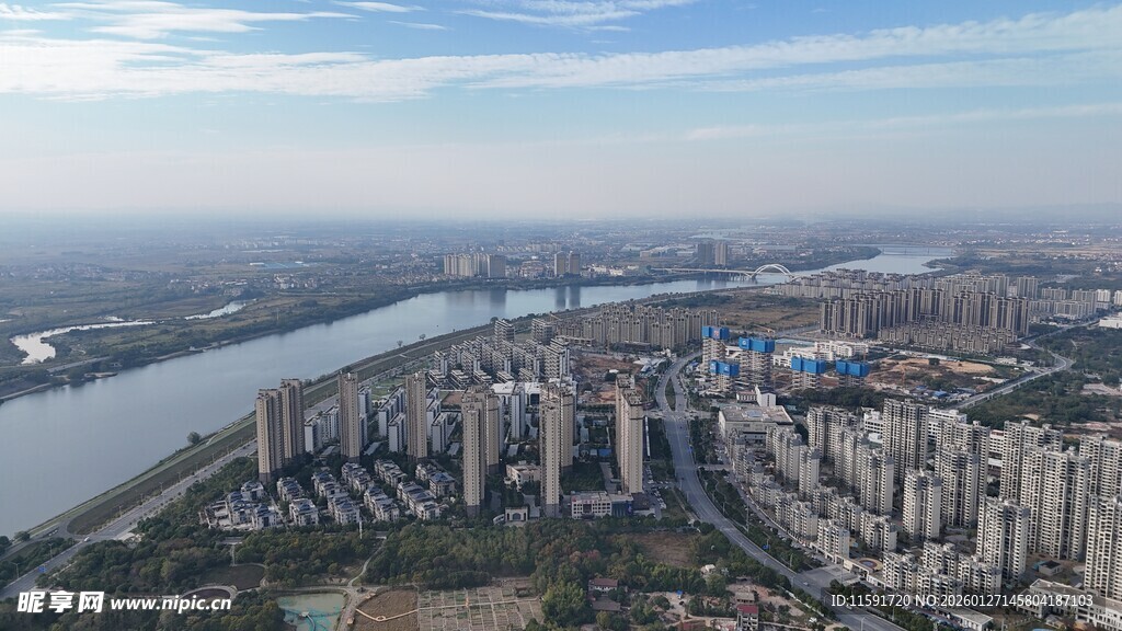 城市河畔全景俯瞰