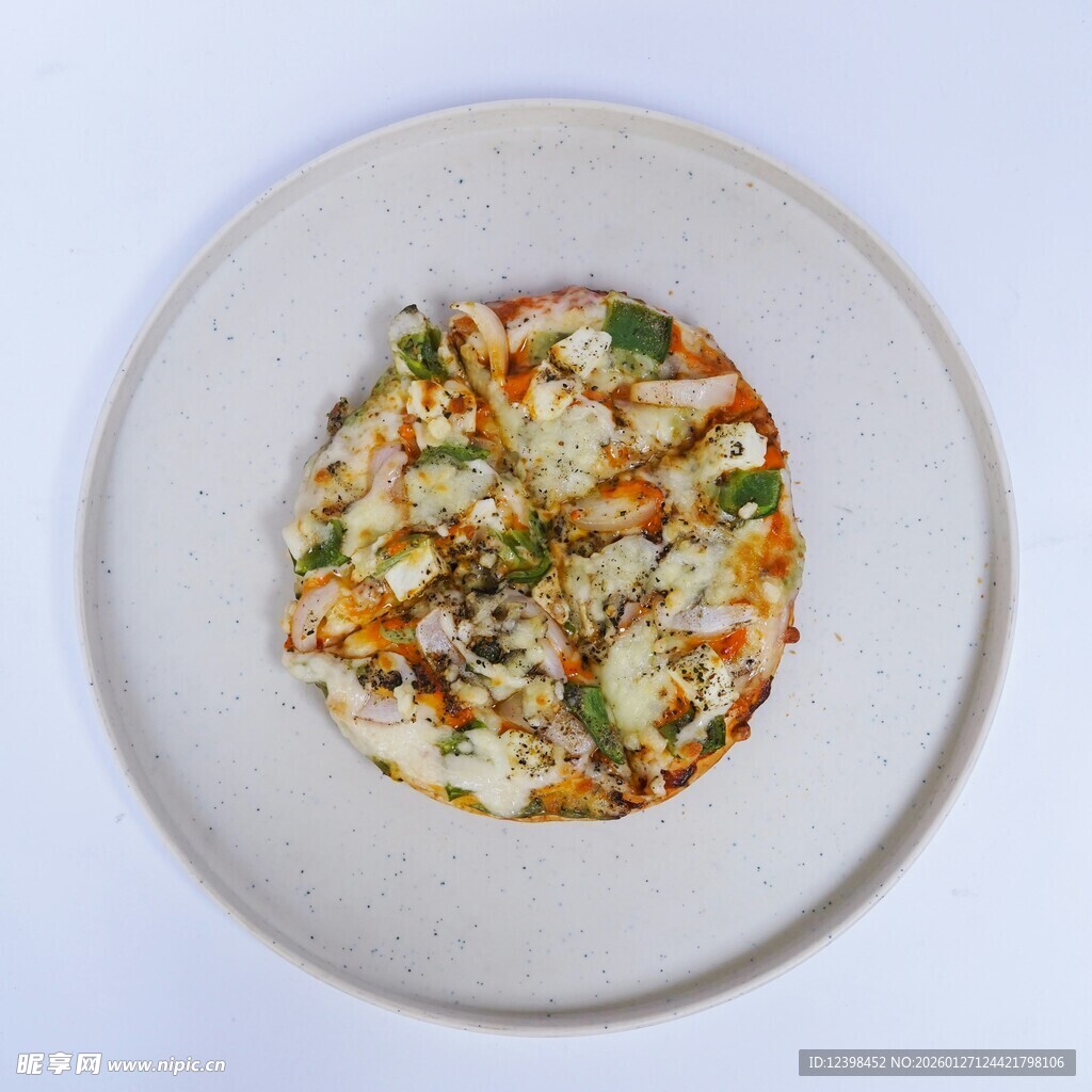 美味蔬菜披萨置于白盘上