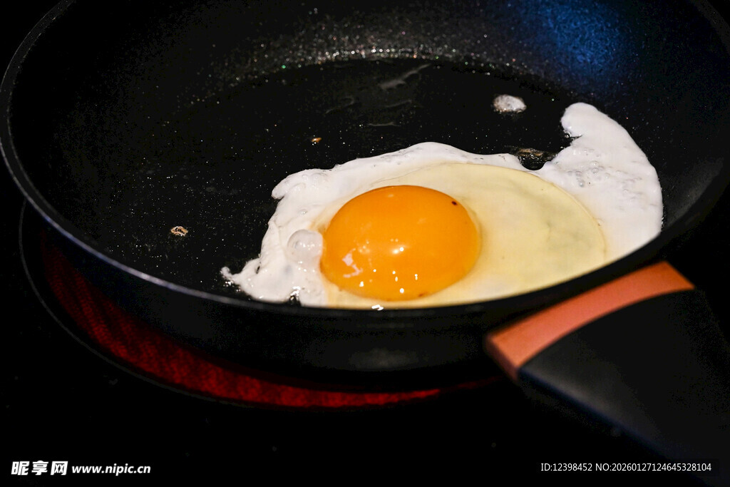 锅中煎制的鲜嫩荷包蛋