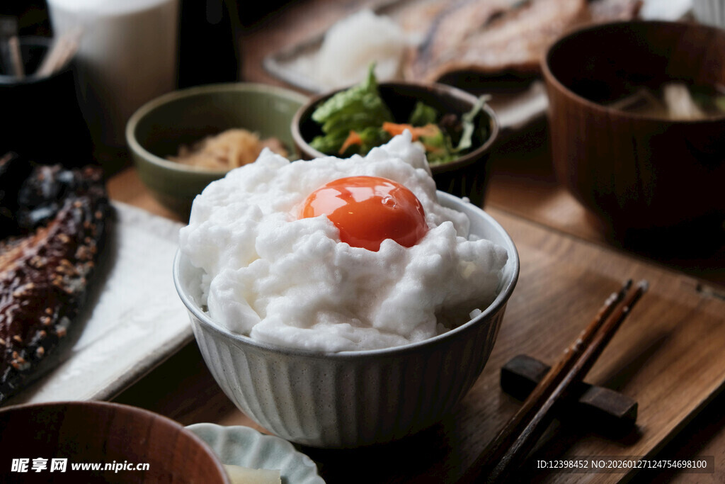 日式温泉蛋盖饭美食特写