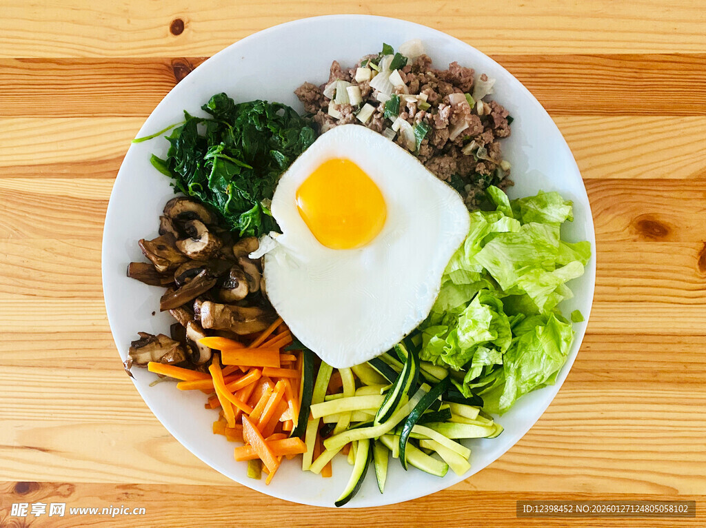 营养丰富的蔬菜煎蛋拌饭