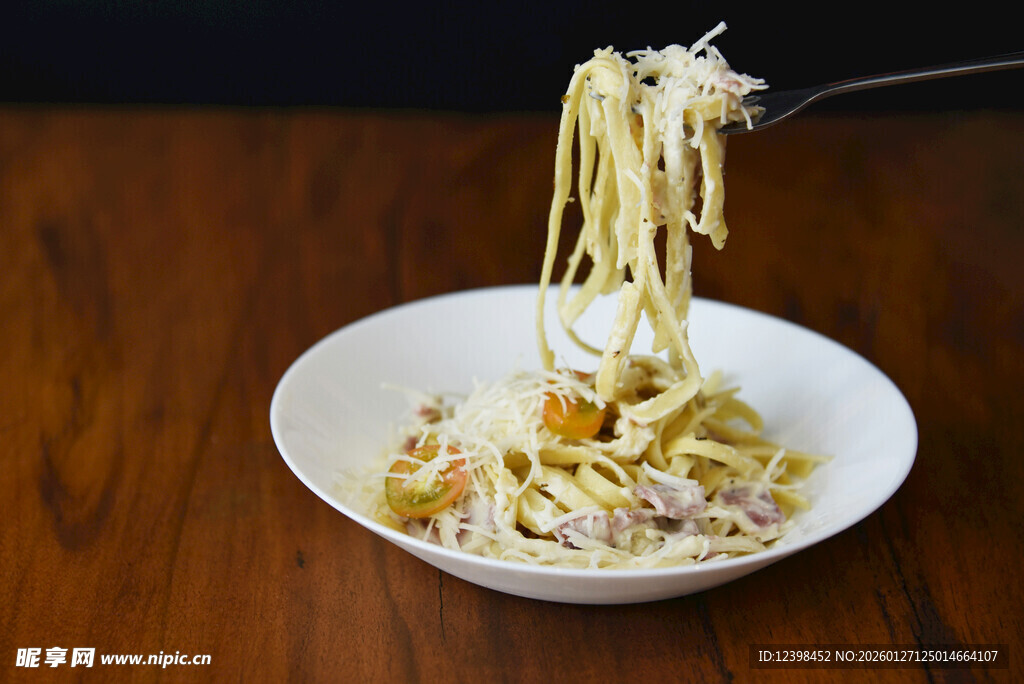 美味面条被筷子挑起