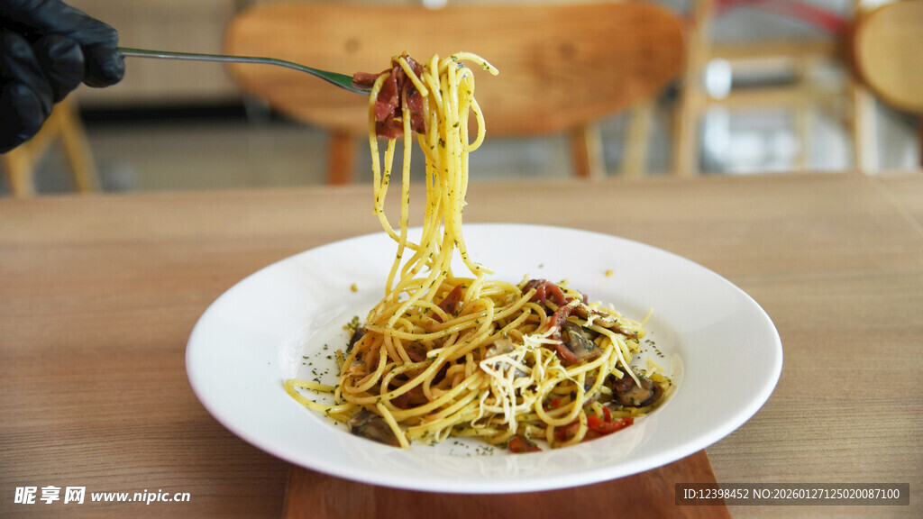 美味拌面被筷子夹起