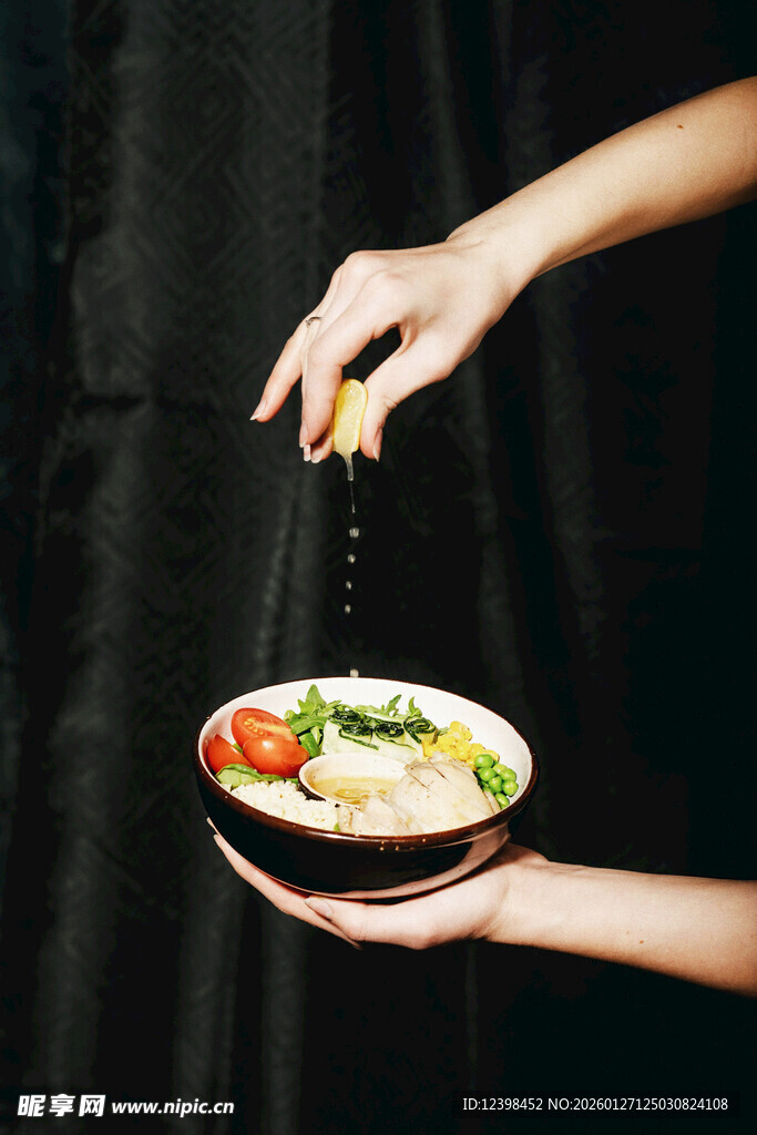 手撒调料的美味沙拉