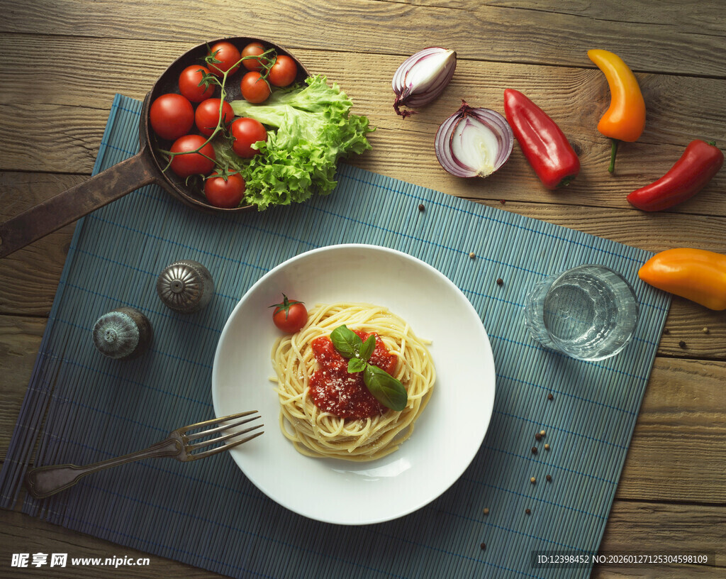 美味意面搭配新鲜蔬菜