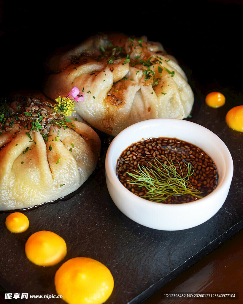 美味包子配蘸料与装饰