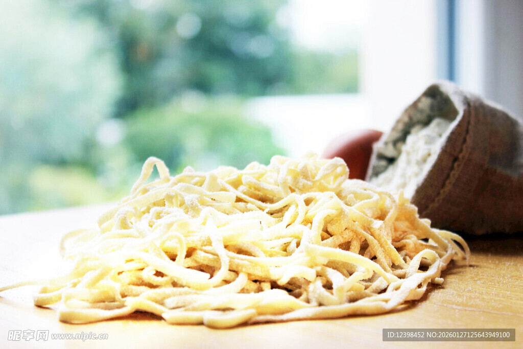 新鲜手工面条从模具挤出