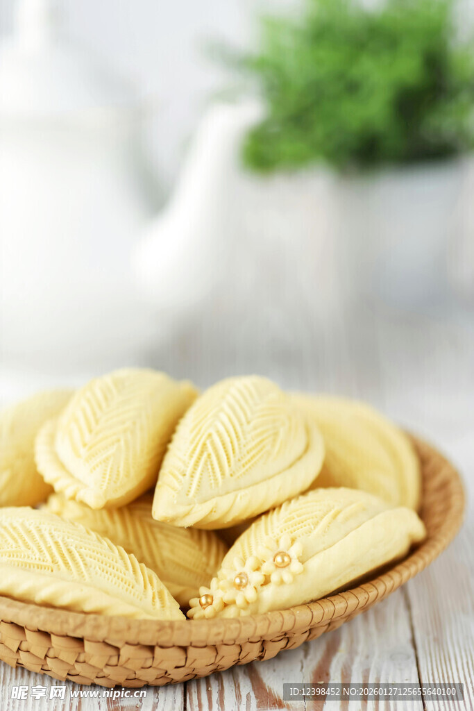 竹篮里的美味手工糕点