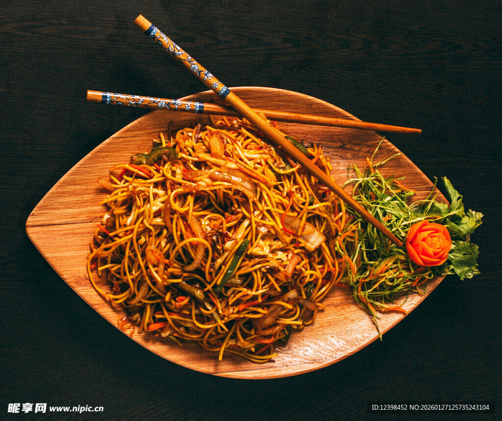 美味中式炒面摆放在木盘上