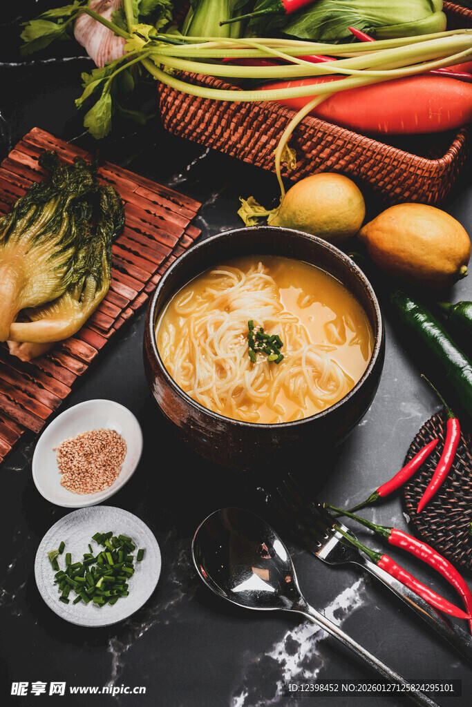 美味热汤与多样配菜