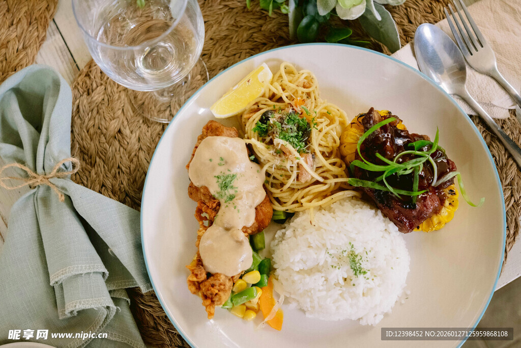 美味佳肴摆盘精致的餐食