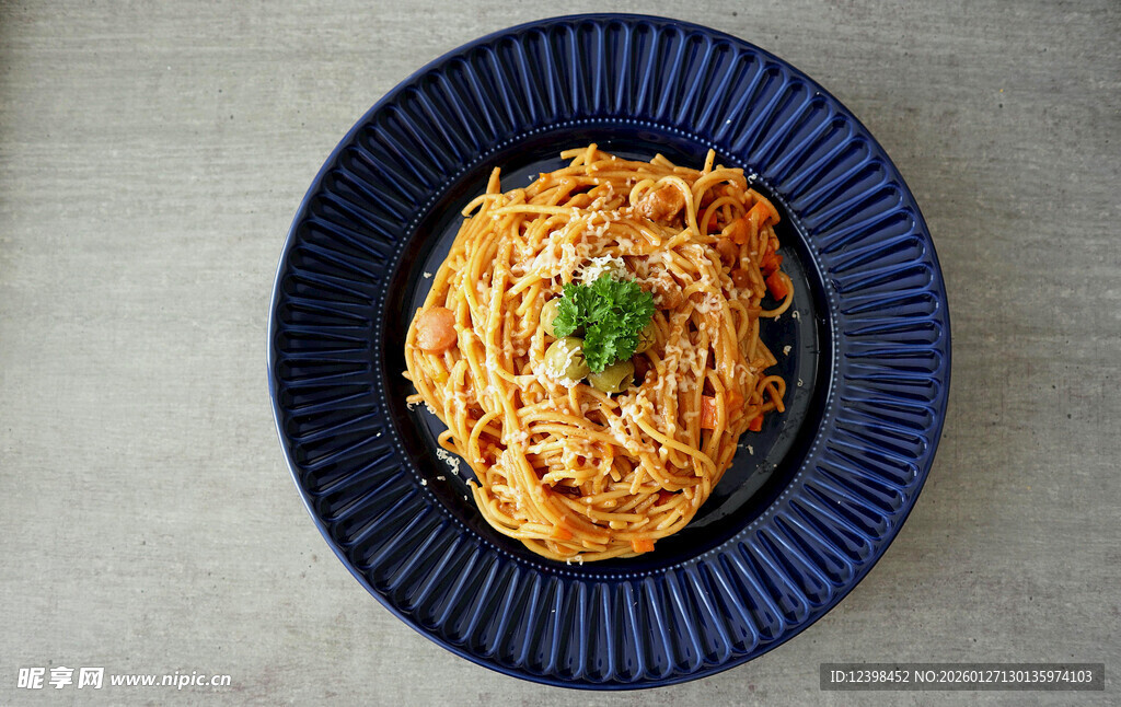 蓝色盘中美味意面