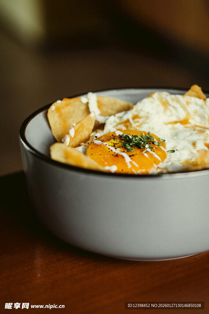 碗中美味煎蛋配薯片