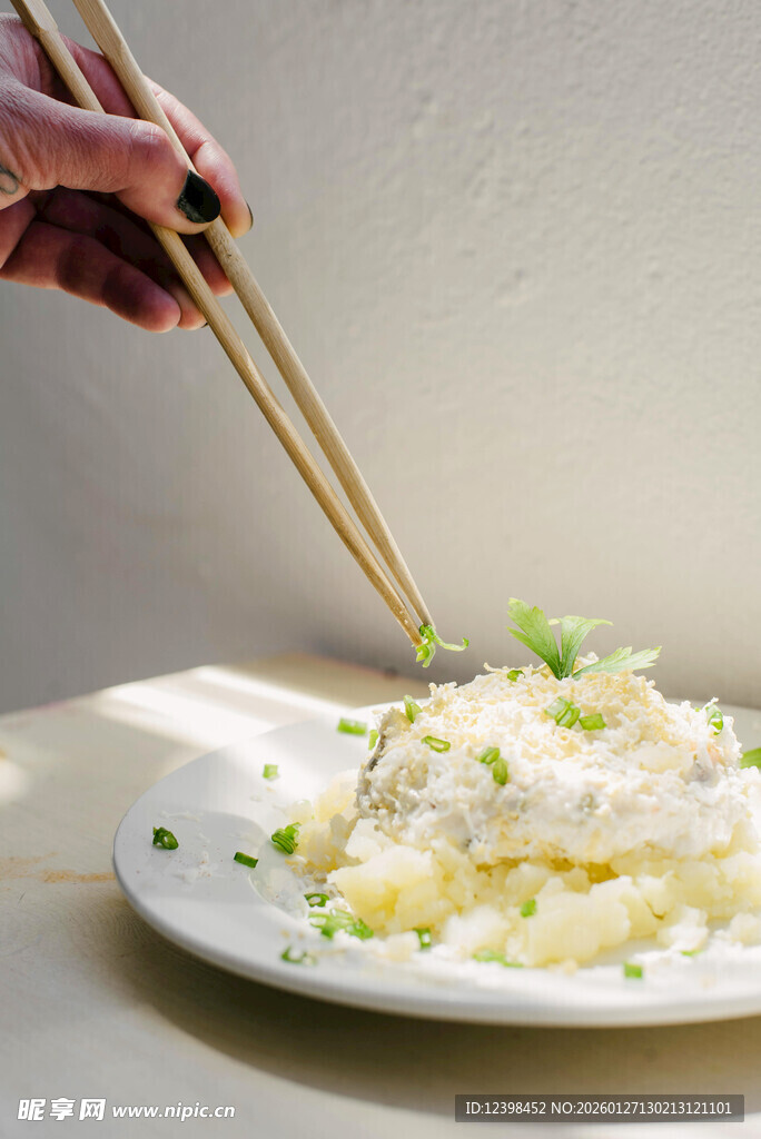筷子夹起盘中美味食物