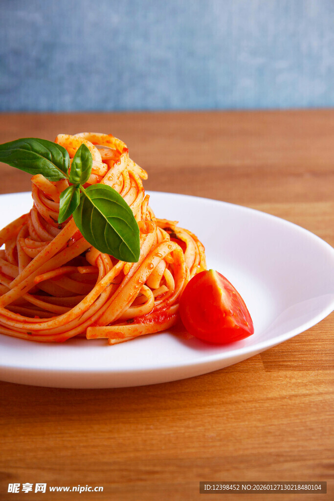美味番茄意面配新鲜罗勒
