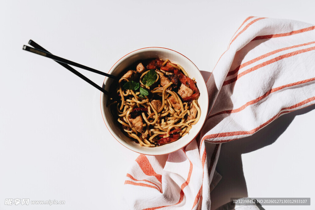 美味拌面置于条纹布上