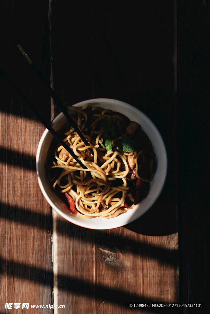 美味面条置于木桌之上