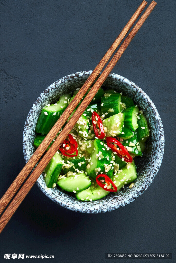 凉拌黄瓜配辣椒与筷子