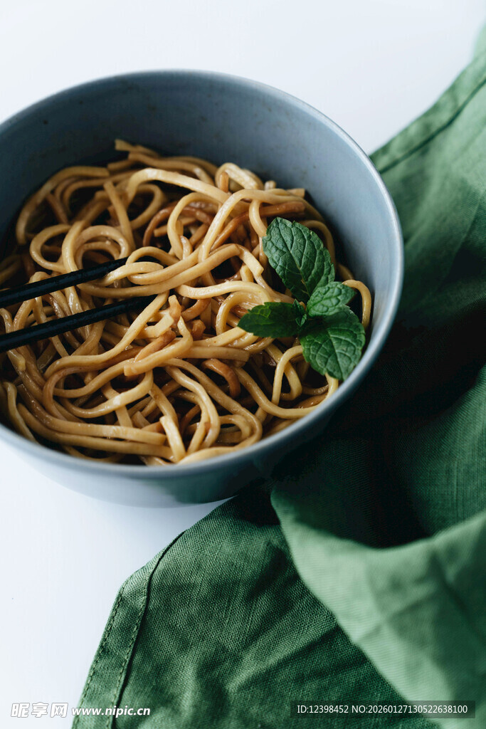 碗中美味意面配翠绿香草