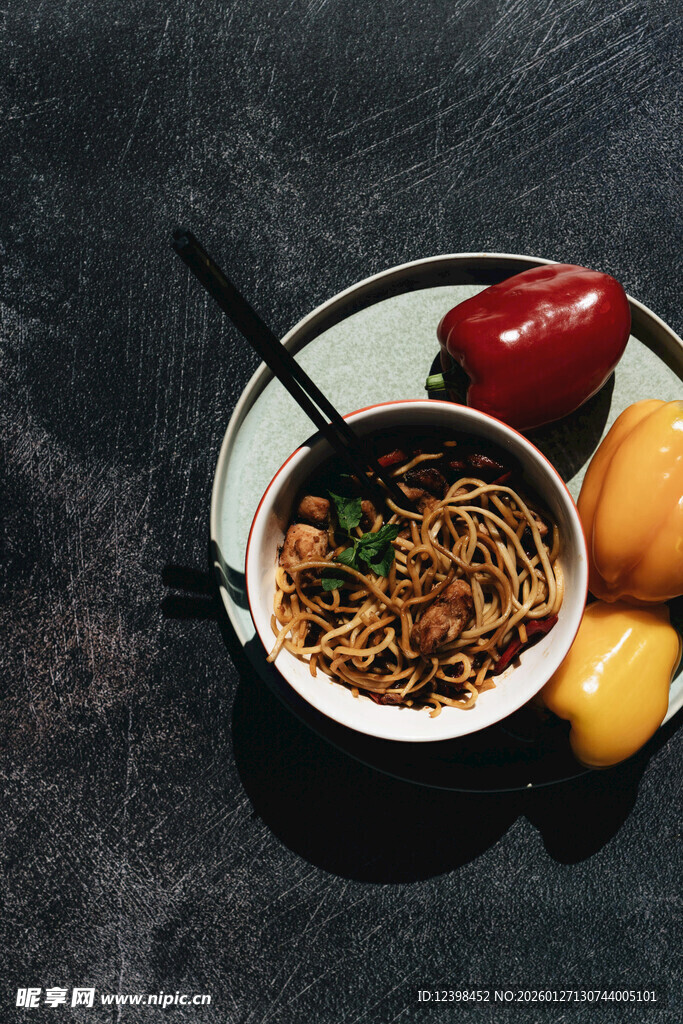 碗装美味面条与配菜