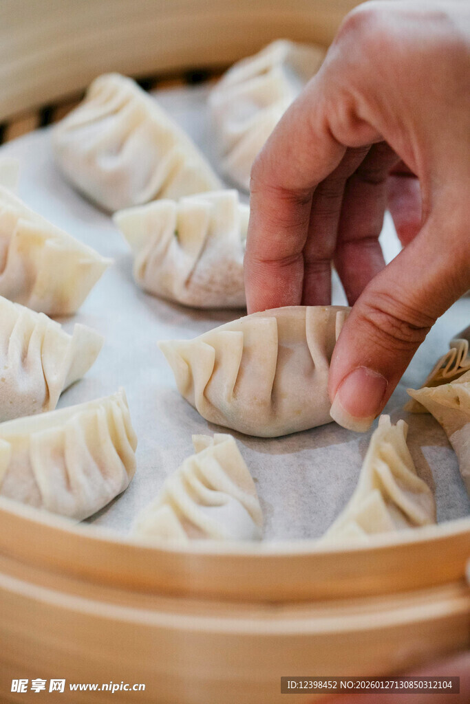 手工制作美味饺子瞬间