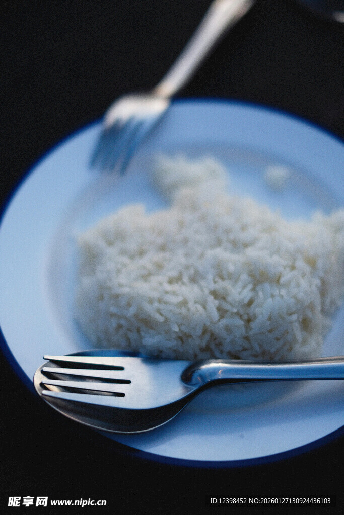 白米饭与餐具特写