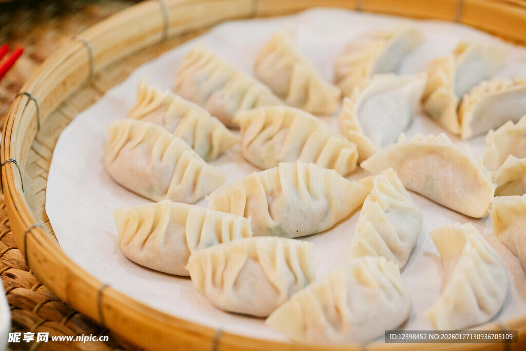 竹盘里的美味饺子