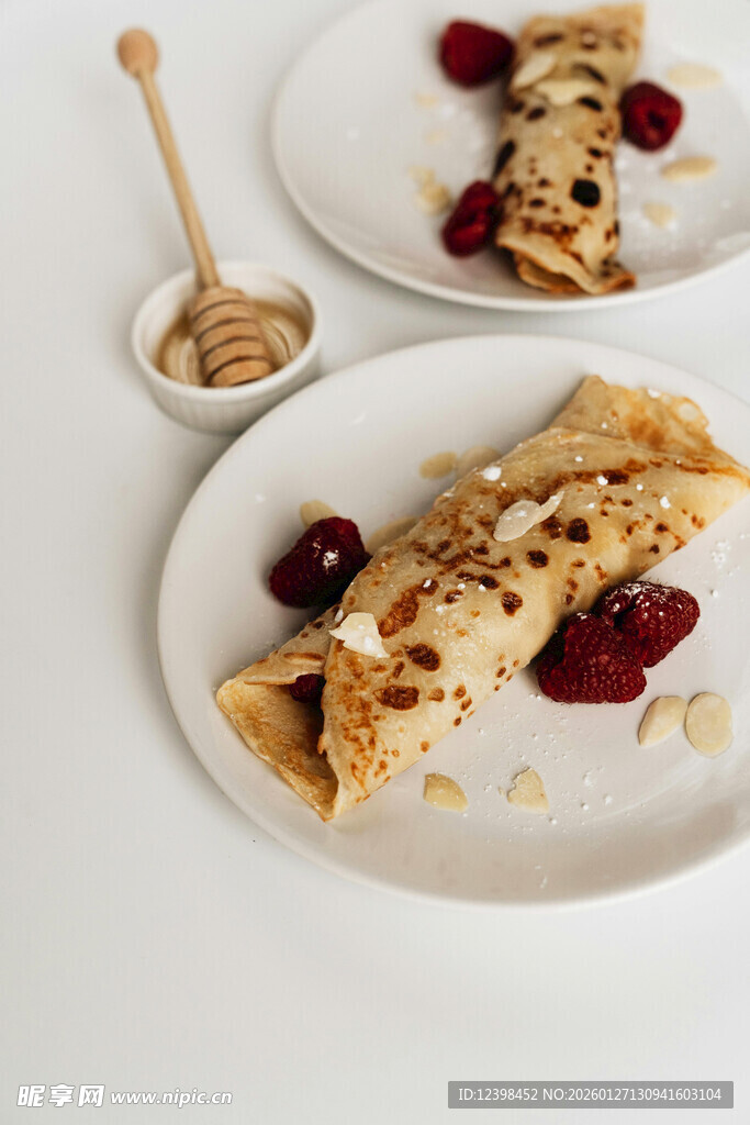 美味果酱煎饼摆放在盘上