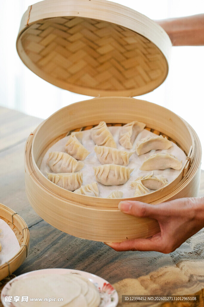 竹蒸笼里的美味饺子