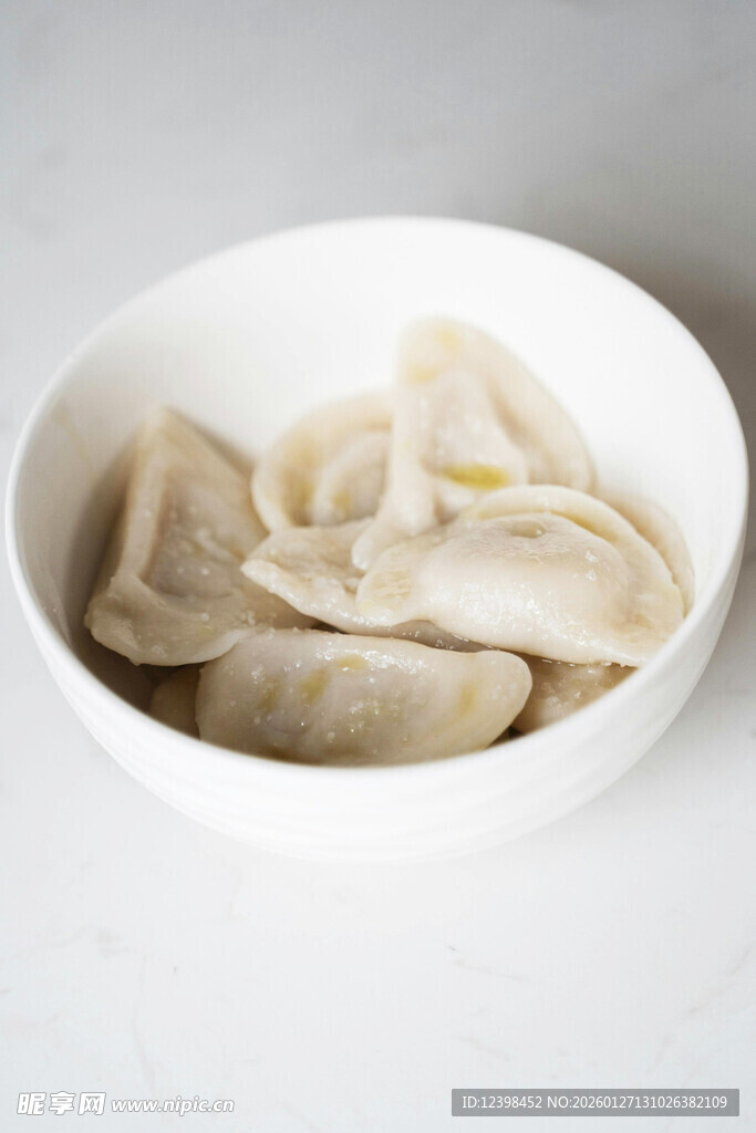 白碗中的美味饺子