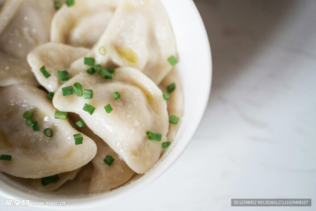 碗中美味饺子撒葱花