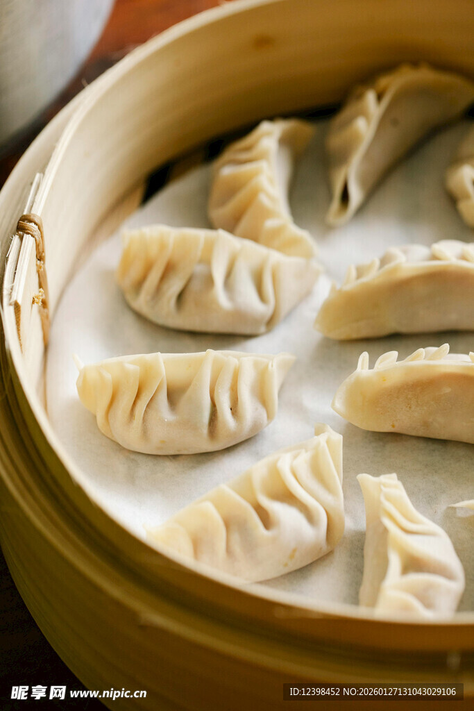 竹蒸笼里的美味饺子
